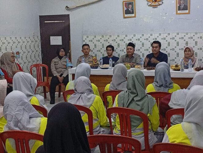 
					Polwan Jaga Jakarta Berikan Penyuluhan Kepada Kader PKK dan Jumantik di Kebon Melati