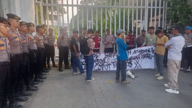 
					Pengamanan Mahasiswa Soroti Dugaan Markup Anggaran di Kemensos, Sempat Tutup Dua Lajur Jalan Salemba