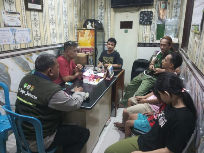 
					Sambang Bhabinkamtibmas Karang Anyar Di Pos Satkamling RW. 07″ Diskusi Santai Kamtibmas