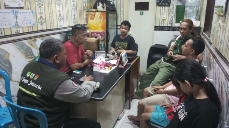 Sambang Bhabinkamtibmas Karang Anyar Di Pos Satkamling RW. 07″ Diskusi Santai Kamtibmas