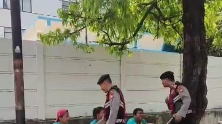 Patroli Jalan Kaki Unit Samapta Polsek Sawah Besar Di Pangkalan Taksi di Gunung Sahari Utara