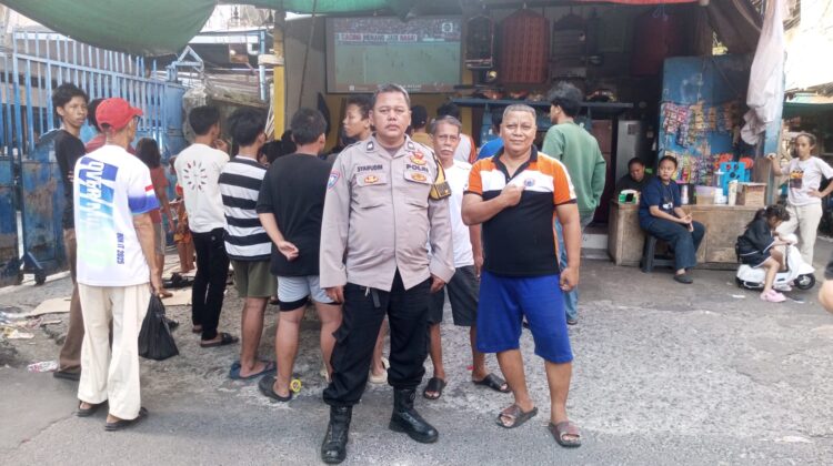 Kehadiran Bhabinkamtibmas Karang Anyar Amankan Nobar Persija vs Persib, Pastikan Situasi Tetap Kondusif