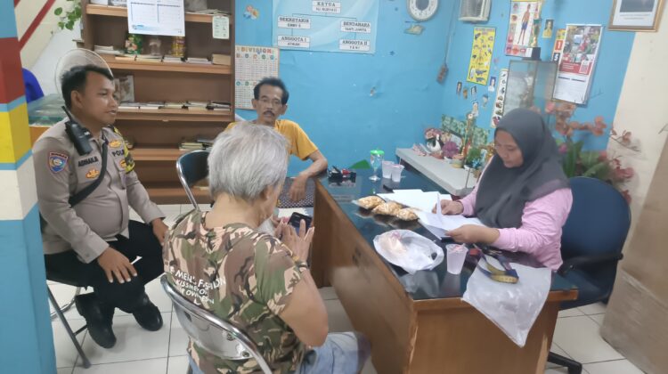 Sambang Malam Hari Bhabinkamtibmas Gunung Sahari Utara Di Satkamling RW 002