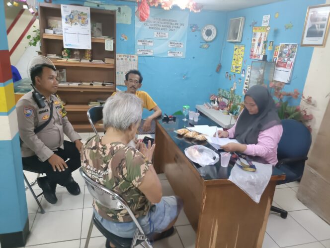 
					Sambang Malam Hari Bhabinkamtibmas Gunung Sahari Utara Di Satkamling RW 002