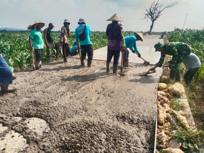 
					Terik Matahari Tak Padamkan Semangat Gotong Royong Satgas TMMD dan Warga Desa Godo
