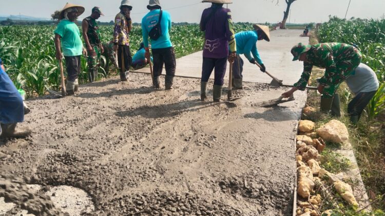 Terik Matahari Tak Padamkan Semangat Gotong Royong Satgas TMMD dan Warga Desa Godo