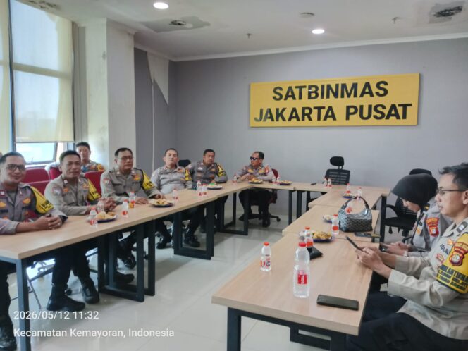 
					Bhabinkamtibmas Kebon Melati Ikuti Arahan Kakorbinmas Baharkam Polri Melalui Zoom Meeting