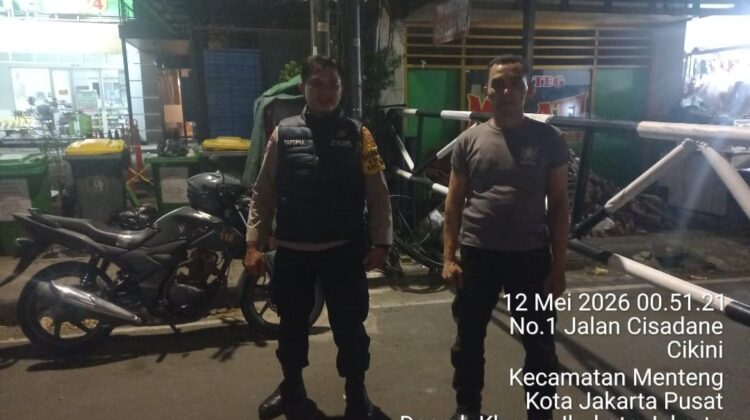 Dinihari, Bhabinkamtibmas Cikini Intensifkan Sambang Satkamling di Jalan Cisadane Menteng