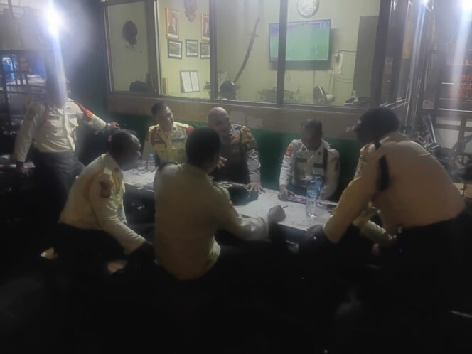 
					Bhabinkamtibmas Kampung Bali Lakukan Kunjungan dan Himbauan Kamtibmas di Pos Satpam Pasar Blok F Tanah Abang Guna Perkuat Keamanan Wilayah