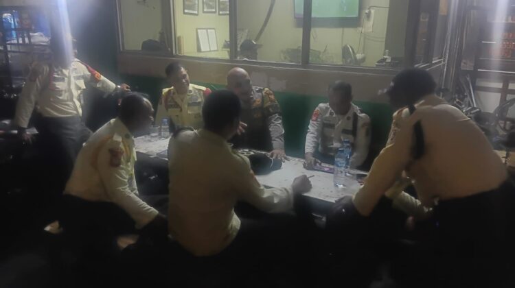Bhabinkamtibmas Kampung Bali Lakukan Kunjungan dan Himbauan Kamtibmas di Pos Satpam Pasar Blok F Tanah Abang Guna Perkuat Keamanan Wilayah