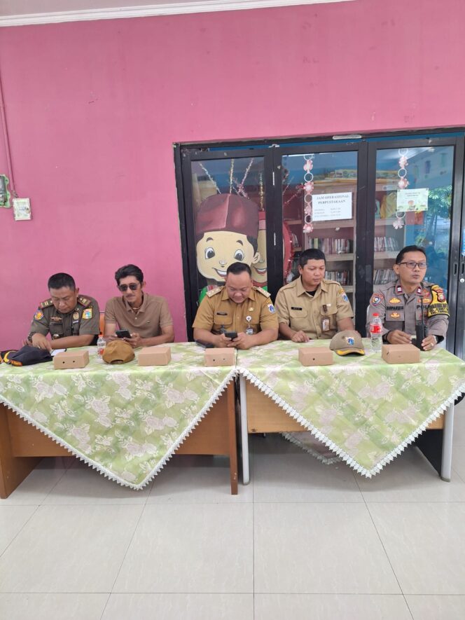 
					Bhabinkamtibmas Karet Tengsin Bersama Tiga Pilar Hadiri Rapat Koordinasi Sat Linmas dalam Penguatan Sinergitas dan Kamtibmas Wilayah