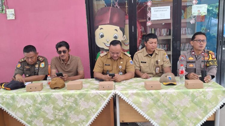 Bhabinkamtibmas Karet Tengsin Bersama Tiga Pilar Hadiri Rapat Koordinasi Sat Linmas dalam Penguatan Sinergitas dan Kamtibmas Wilayah