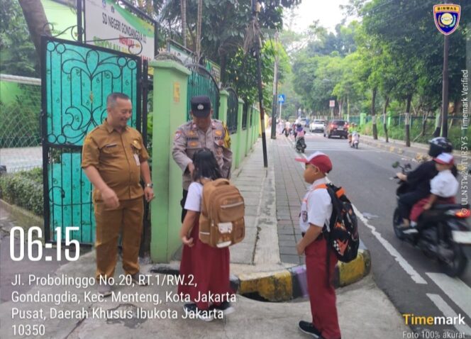 
					Pelayanan Humanis Polri, Bhabinkamtibmas Bantu Siswa SDN Gondangdia 03 dan Atur Lalin Pagi