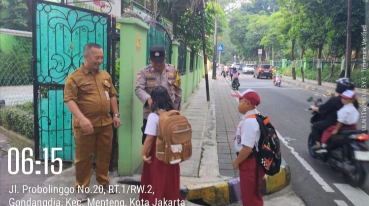 Pelayanan Humanis Polri, Bhabinkamtibmas Bantu Siswa SDN Gondangdia 03 dan Atur Lalin Pagi