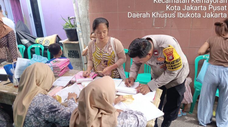Bhabinkamtibmas Kemayoran Hadir di Posyandu, Wujud Kepedulian Polri untuk Kesehatan Warga