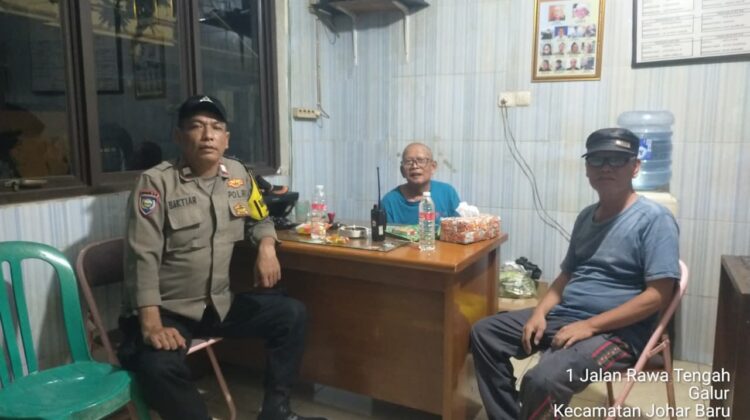Cooling System Tengah Malam, Bhabinkamtibmas Galur Sambangi Pos Kamling RW 06 Jaga Wilayah Tetap Aman