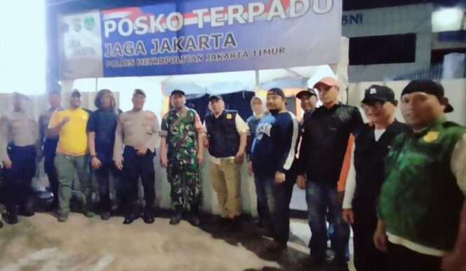 
					Babinsa Koramil 08/Duren Sawit Bersama Komduk Gelar Patroli Keliling, Antisipasi Tawuran dan Kenakalan Remaja