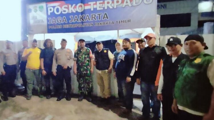 Babinsa Koramil 08/Duren Sawit Bersama Komduk Gelar Patroli Keliling, Antisipasi Tawuran dan Kenakalan Remaja