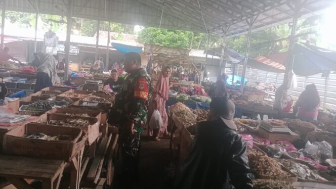 
					Babinsa Koptu Yayan Pantau Harga dan Cek Stok Sembako, Perkuat Komsos Humanis di Pasar Ranca Iyuh