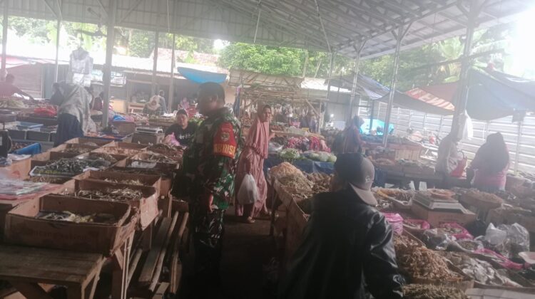 Babinsa Koptu Yayan Pantau Harga dan Cek Stok Sembako, Perkuat Komsos Humanis di Pasar Ranca Iyuh