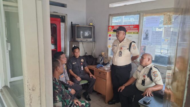 
					Sinergitas Bhabinkamtibmas dan Babinsa Gelora Sambangi Kampus Moestopo, Sampaikan Himbauan Kamtibmas