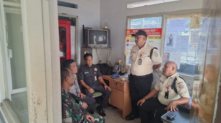 Sinergitas Bhabinkamtibmas dan Babinsa Gelora Sambangi Kampus Moestopo, Sampaikan Himbauan Kamtibmas