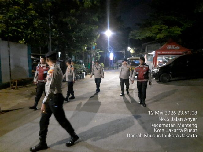 
					Patroli Jalan Kaki Jalan Anyer Ujung, Polsek Metro Menteng Persempit Ruang Gerak Pelaku Kejahatan