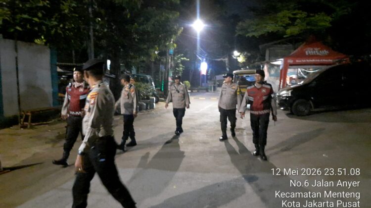 Patroli Jalan Kaki Jalan Anyer Ujung, Polsek Metro Menteng Persempit Ruang Gerak Pelaku Kejahatan