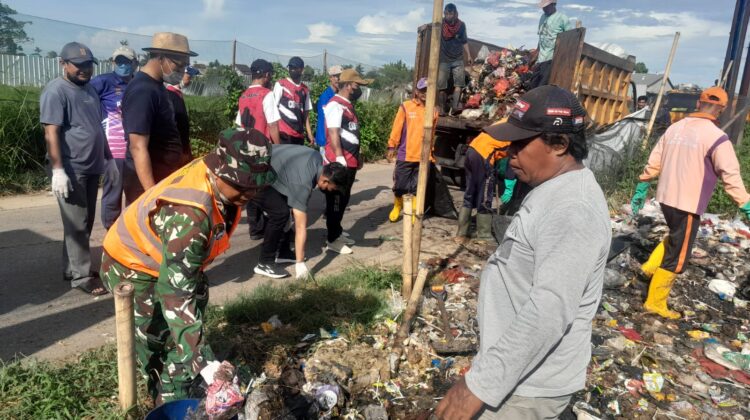 Satgas Sampah Kodim 0510 Serbu Tenger Batu Rajeg, Warga: Jalannya Kini Enak Dipandang