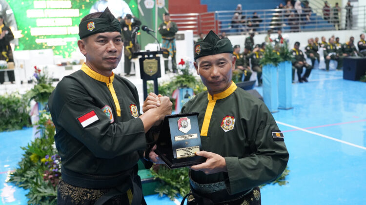Danrem 051/Wijayakarta mendampingi Pangdam Jaya Letjen TNI Deddy Suryadi, S.I.P., M.Si., menghadiri kegiatan Pengukuhan Pengurus Provinsi (Pengprov), Pengurus Cabang (Pengcab), serta Penyematan Sabuk Hitam Kehormatan Perguruan Pencak Silat Militer (PSM)
