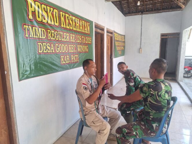 
					Tim Kesehatan TMMD Reguler Ke-128 Kodim Pati Siaga Layani Satgas dan Warga Desa Godo