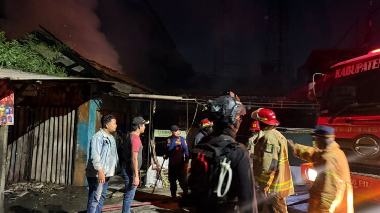Saat Patroli Malam, Brimob PMJ Turut Evakuasi Kebakaran Bengkel di Bekasi