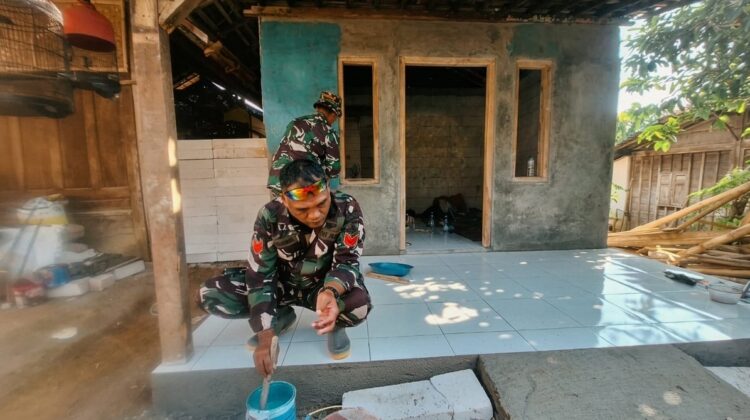 Saat Cat Nippon Mengubah Rumah Ibu Sarmini: Sentuhan Akhir TMMD ke-128 Pati