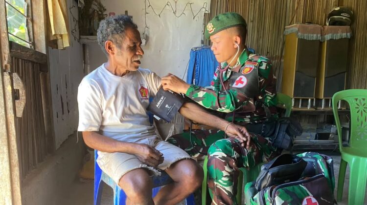 Yonarmed 12 Kostrad Hadirkan Layanan Kesehatan Gratis untuk Warga Perbatasan di Dafala