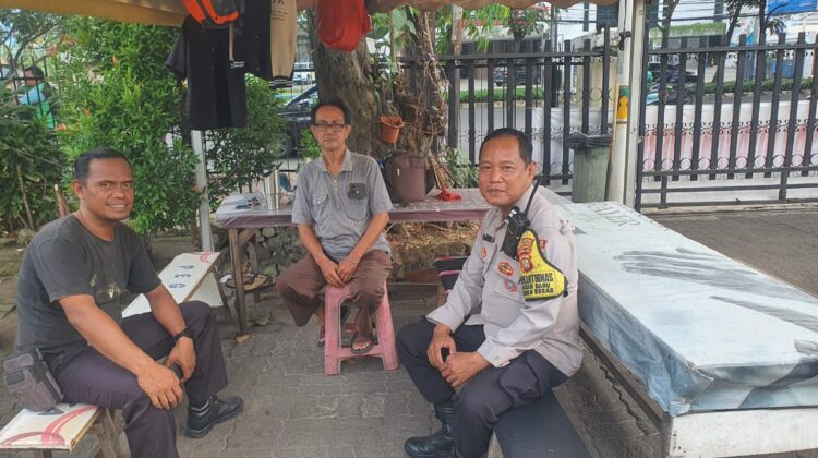 Sambang Siang Hari Bhabinkamtibmas Pasar Baru Di Gereja GPIB PNIEL, Perkuat Pengamanan Jelang Kenaikan Isa Almasih