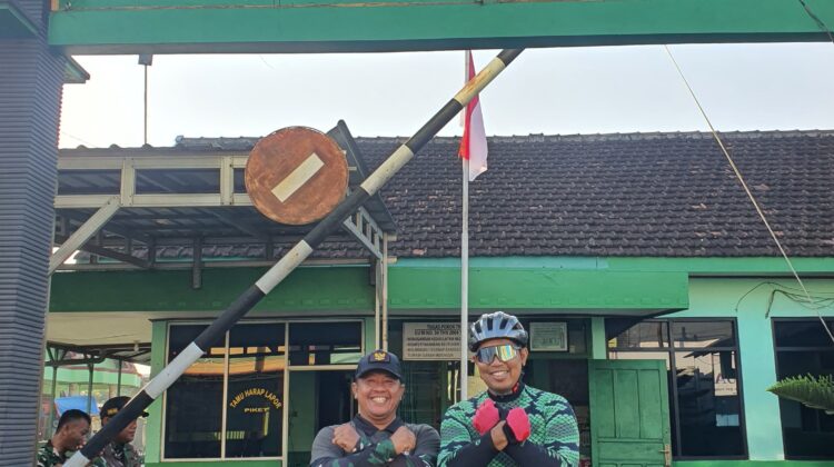 Gowes Pagi Dansatgas TMMD, Susuri Koramil Hingga Tinjau Pembangunan Tugu Prasasti Desa Godo