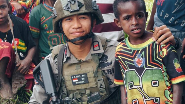 Satgas Damai Cartenz Tanamkan Semangat Belajar kepada Pelajar di Distrik Sinak