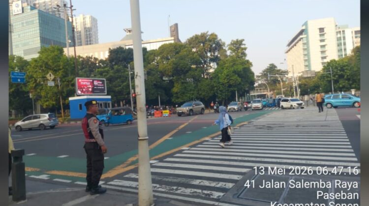 Polisi Atur Lalu Lintas Pagi di Sejumlah Titik Rawan Macet Senen, Arus Kendaraan Lancar