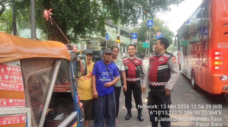 Patroli Jalan Kaki Unit Samapta Polsek Sawah Besar Tertibkan Parkir Bajaj dan Atur Lalu Lintas di Jalan Dr Wahidin