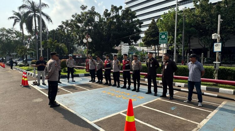 Waka Polsek Sawah Besar Pimpin Apel Pelayanan Rencana Aksi UNJUK Rasa Mahasiswa di Kantor OJK” Siagakan 16 Personil