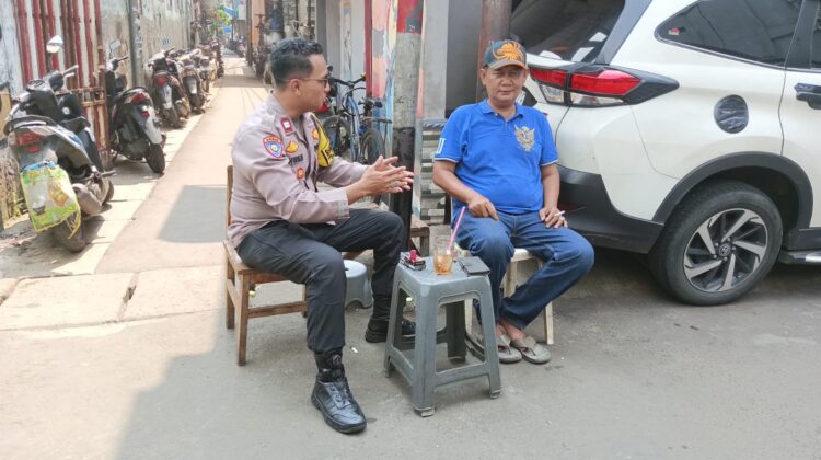 Blusukan Siang Hari! Bhabinkamtibmas Kampung Rawa Perkuat Cooling System dan Jaga Wilayah Tetap Kondusif