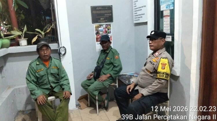 Jelang Tengah Malam, Bhabinkamtibmas Sambangi Poskamling RW 06 Perkuat Keamanan Lingkungan