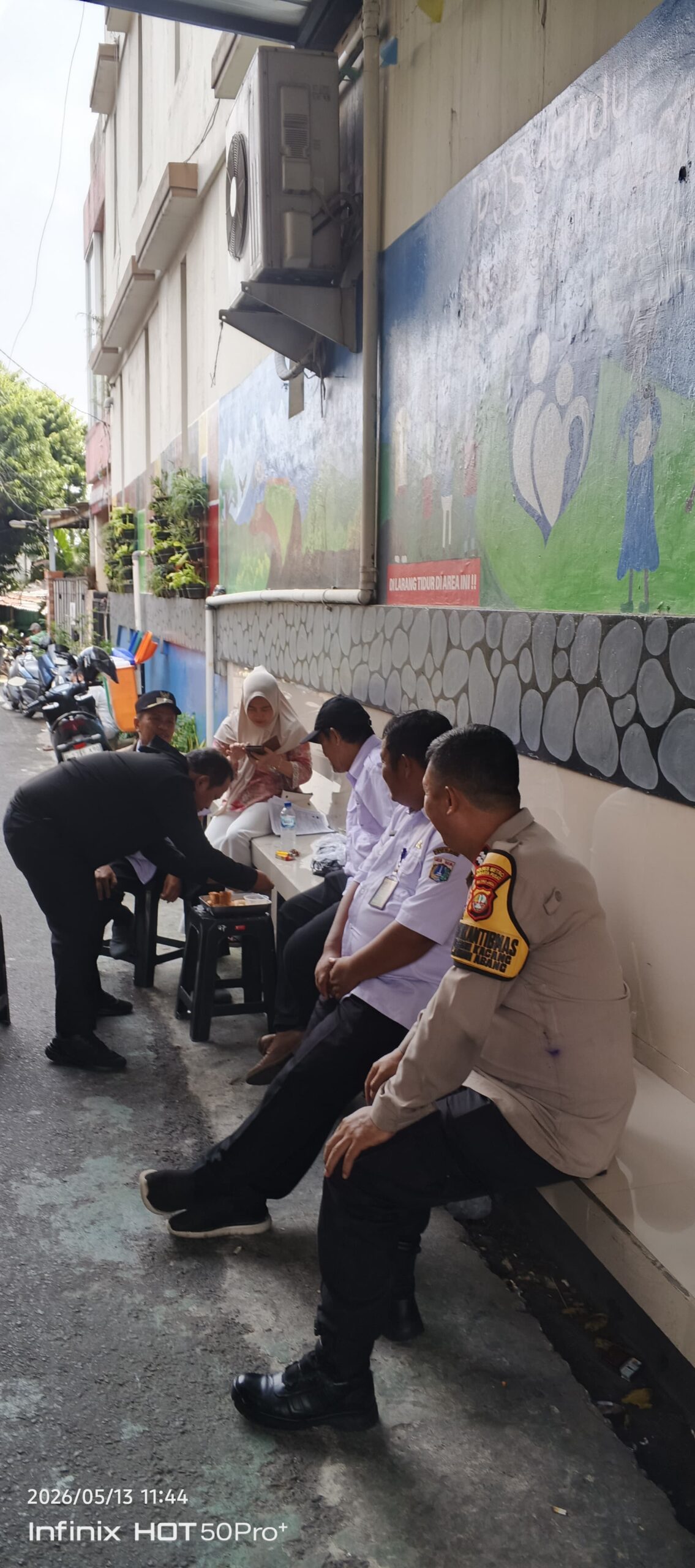 Sambang dan Silahturahmi Kepada Ketua LMK Kelurahan Kebon Kacang Oleh Bhabinkamtibmas Bersama Tiga Pilar