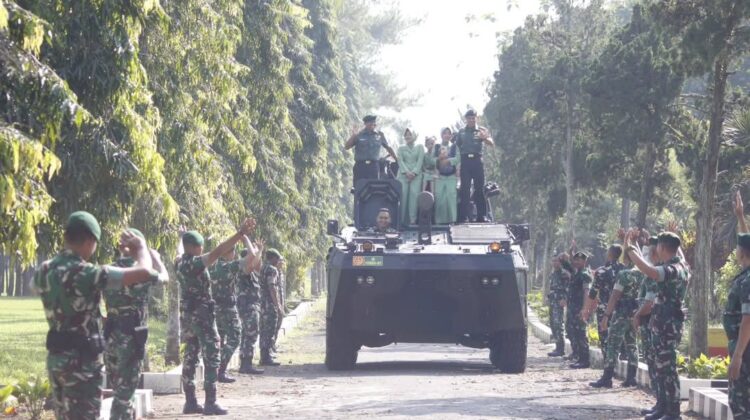Kikav 8 Kostrad Gelar Pelepasan, Penerimaan Warga Baru dan Penghargaan Prajurit Berprestasi
