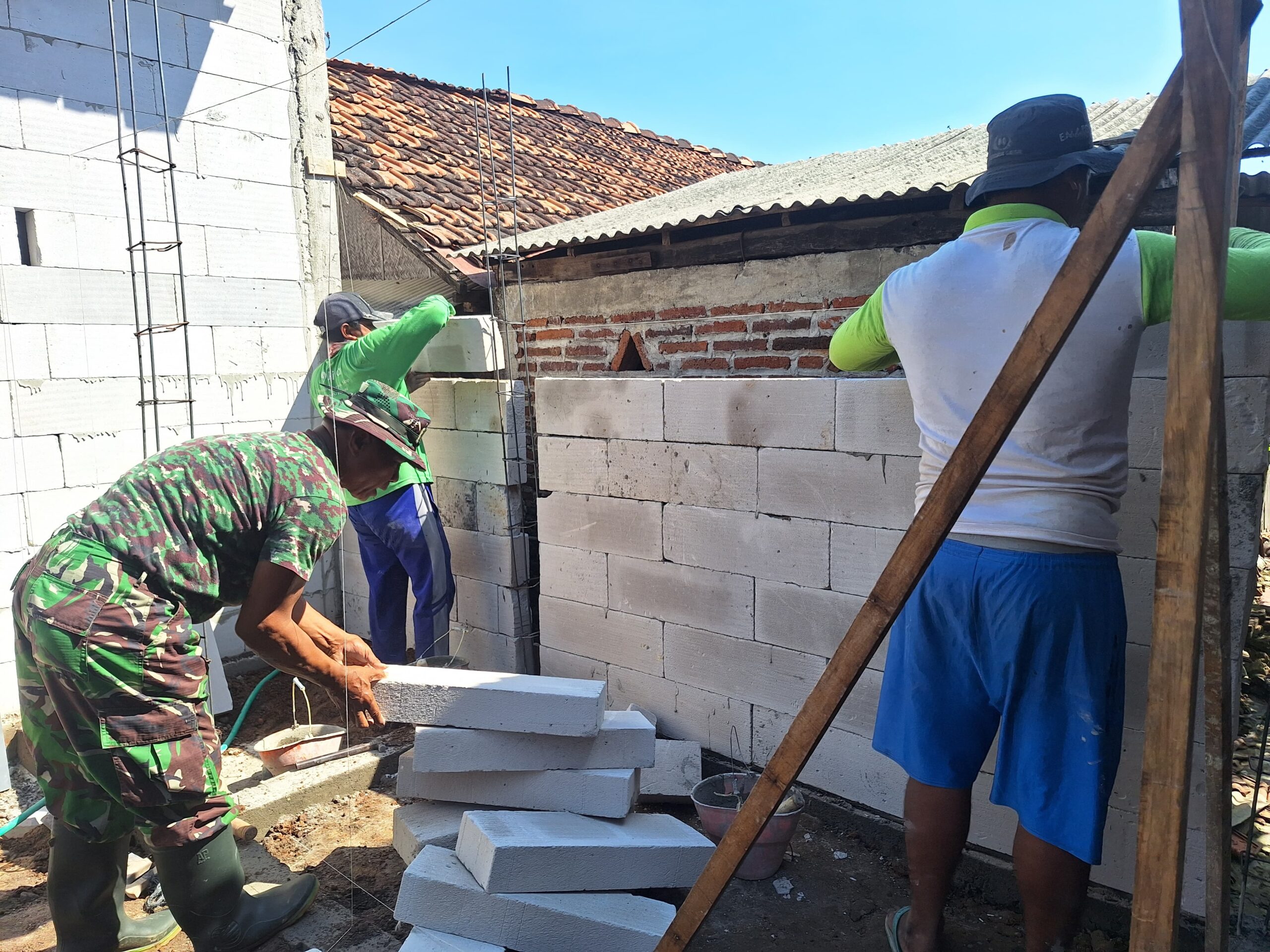 Anggota Satgas TMMD Fokus Tuntaskan MCK, Tahap Pemasangan Dinding