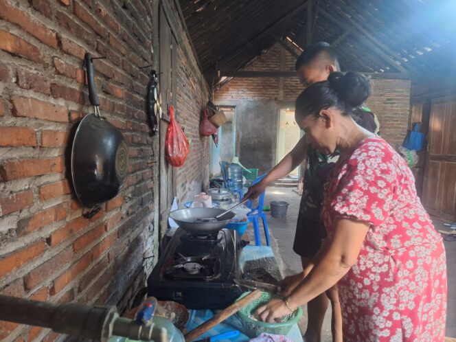 
					Anggota Satgas TMMD 128 Tak Canggung Bantu Ibu-Ibu Masak Di Dapur