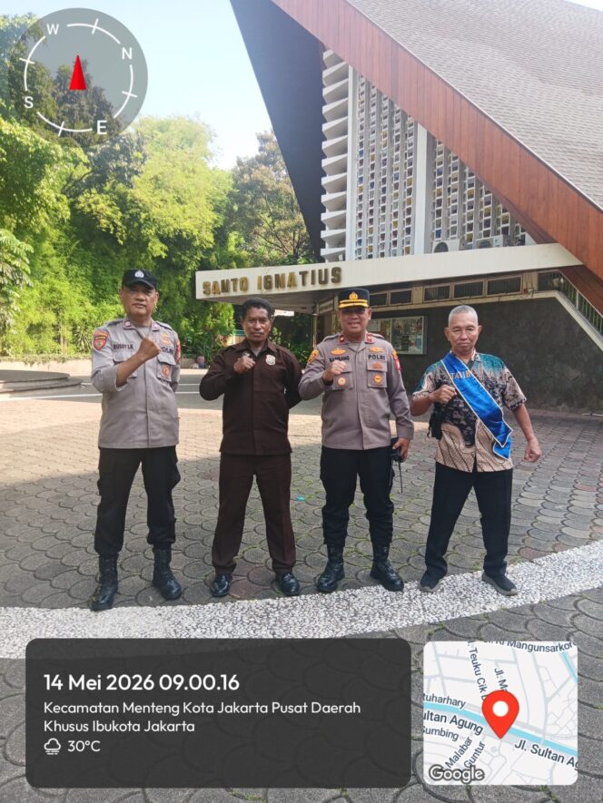 
					Kapolsubsektor Menteng Tenggulun Kawal Khidmatnya Ibadah Kenaikan Isa Almasih di Geraja Ignatius Loyola