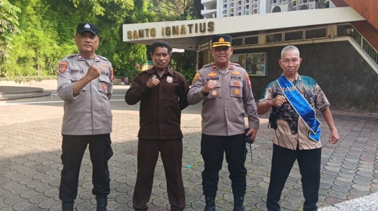 Kapolsubsektor Menteng Tenggulun Kawal Khidmatnya Ibadah Kenaikan Isa Almasih di Geraja Ignatius Loyola