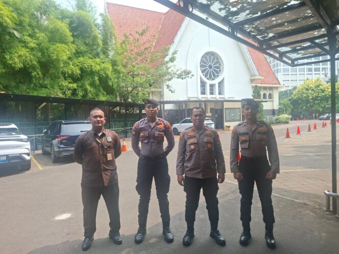 
					Wakapolsek Metro Menteng Cek Kesiapan Gereja Di Wilayah Menteng Jelang Kebaktian Kenaikan Isa Almasih