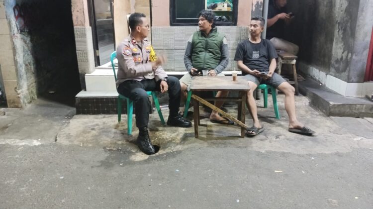 Cegah Gangguan Kamtibmas, Polisi Sambangi Poskamling Malam Hingga Dini Hari